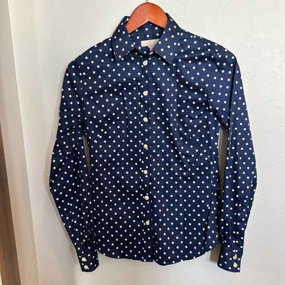 Women’s size 2 Banana Republic non-iron fitted button down shirt. Tags still on